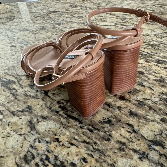 Women’s Nine West Strappy Neutral Open Toe Heel Size 10 - Picture 2 of 7